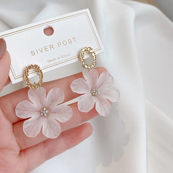 Hängande Retro Guld Örhängen med Vit Blomma & Vita Rhinestones