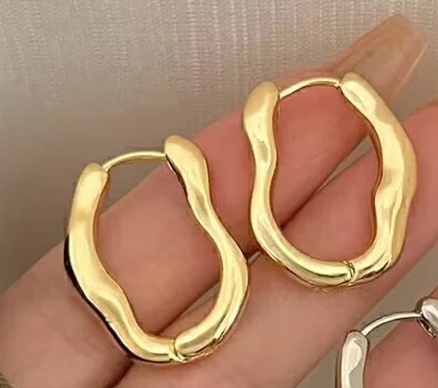 Blanka Snirkliga Ovala Hoop Guld Örhängen / Stilrena Creoler