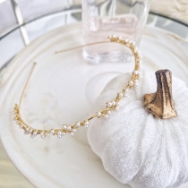 Boho Guld Diadem Hårsmycke Håraccessoar Hårband med Vita Pärlor