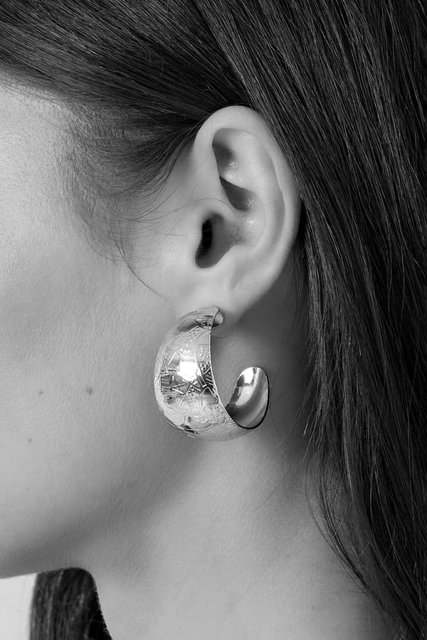 Blanka Hoop Örhängen / Halvmåne med Struktur - 3,3 cm - Silver