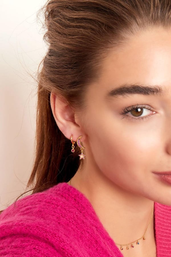 Guld Örhängen Dekorerade med Måne & Stjärna samt Glittrande Fuchsia / Cerise Zircon Stenar - Guldpläterade