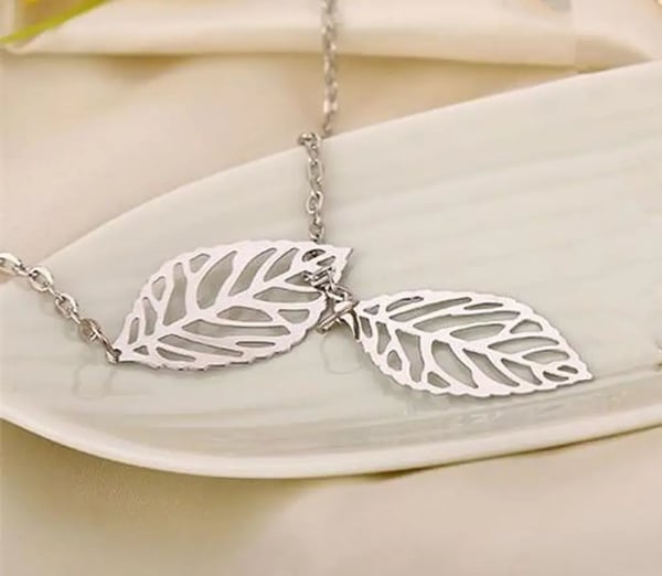 Vackert Silver Halsband med Hängen i Form av Löv / Blad
