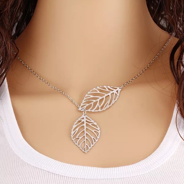 Vackert Silver Halsband med Hängen i Form av Löv / Blad