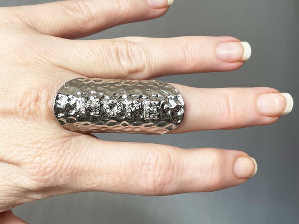 Oversize Silver Ring med Vita Stenar & Text - HOPE - Stl 18