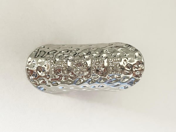 Oversize Silver Ring med Vita Stenar & Text - HOPE - Stl 18,5