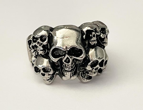Cool Silver Ring med flera Döskallar / Dödskallar - Stl 21,5