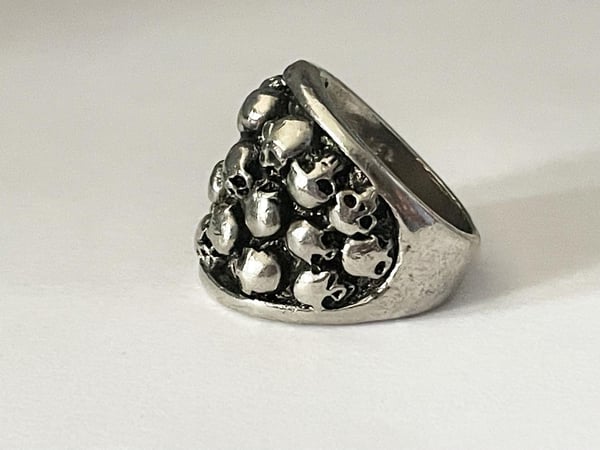 Cool Silver Ring med flera Döskallar / Dödskallar - Stl 19,5