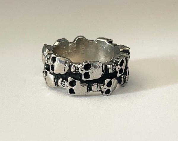 Cool Silver Ring med Döskallar / Dödskallar i 2 Rader - Stl 19,5
