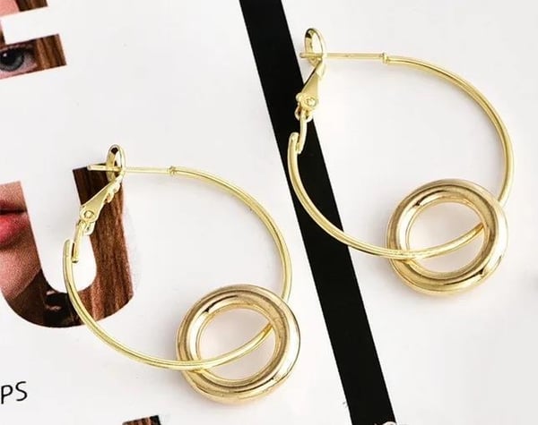 Snygga Guld Hoop Örhängen Dekorerade med en Ring / Cirkel