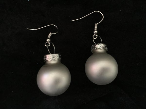 Silver Örhängen till Jul/Christmas - Vit Pärlemor Matta Julkulor Silver Örhängen till Jul/Christmas - Vit Pärlemor Matta Julkulor