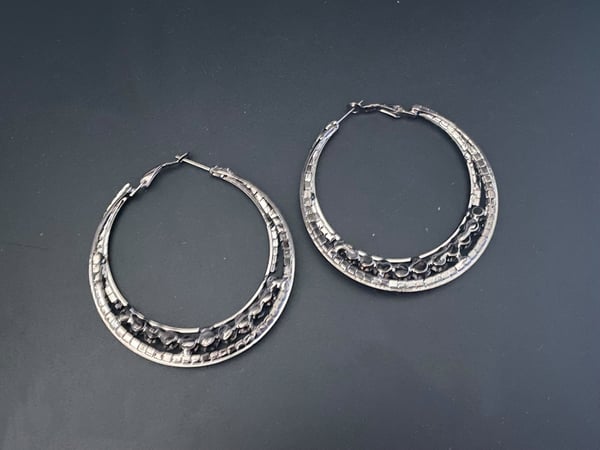Glittrande Mörka Silver Örhängen - Hoop med Vit Strass - 6 cm