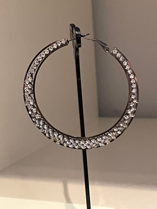 Glittrande Mörka Silver Örhängen - Hoop med Vit Strass - 6 cm