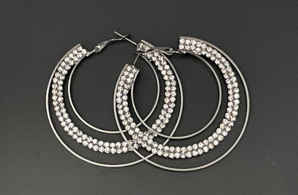 Glittrande Mörka Silver Örhängen - Hoop med Vit Strass - 6 cm