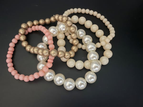 5 st Armband / Pärlarmband i Olika Färger - Vit , Aprikos & Guld