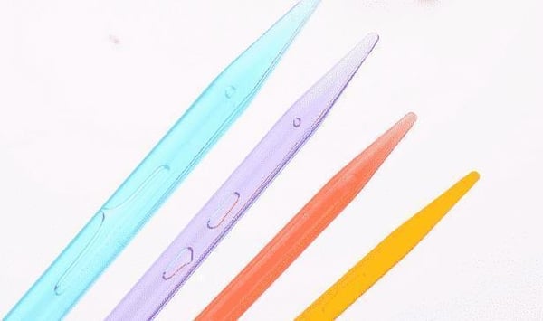 N016 - Set med 4 par Jumperstickor i plast