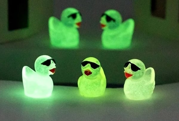 Nyhet 100 st Tiny Ducks Luminous med glasögon Set Dekoration Realistisk Form Hållbar Harts Förtjusande ankor för jul födelsedagsfest Barnens dag