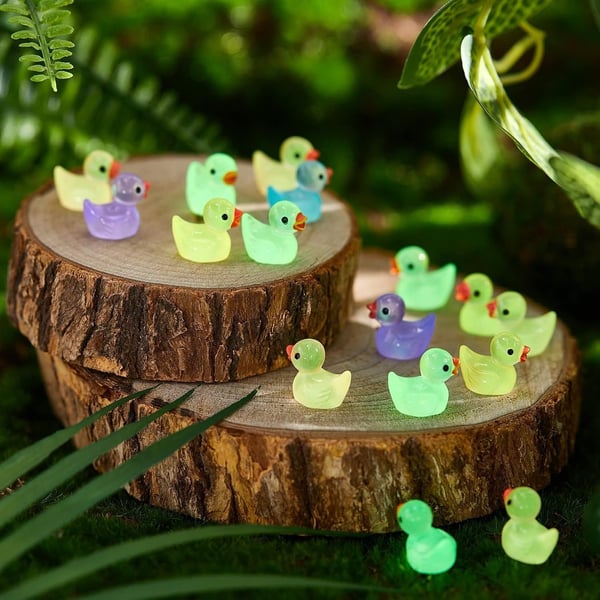 100 st Självlysande Luminous Tiny Ducks Set Dekoration Realistisk Form Hållbar Harts Förtjusande ankor för jul födelsedagsfest Barnens dag