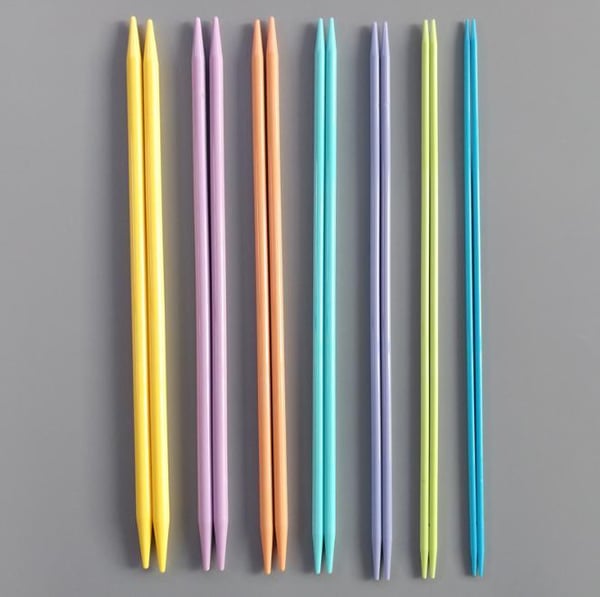N018 - Set med 7 st. storlekar Strumpstickor i plast