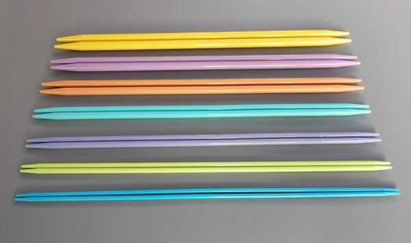 N018 - Set med 7 st. storlekar Strumpstickor i plast