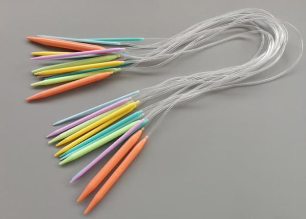 N049 - Set med 12 st. färgglada rundstickor 80 cm i plast