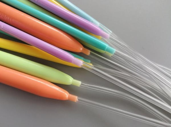 N049 - Set med 12 st. färgglada rundstickor 80 cm i plast
