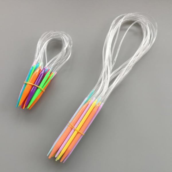N049 - Set med 12 st. färgglada rundstickor 80 cm i plast
