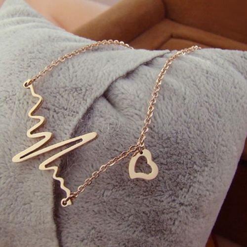 Halsband "heartline" i guld med litet hjärta