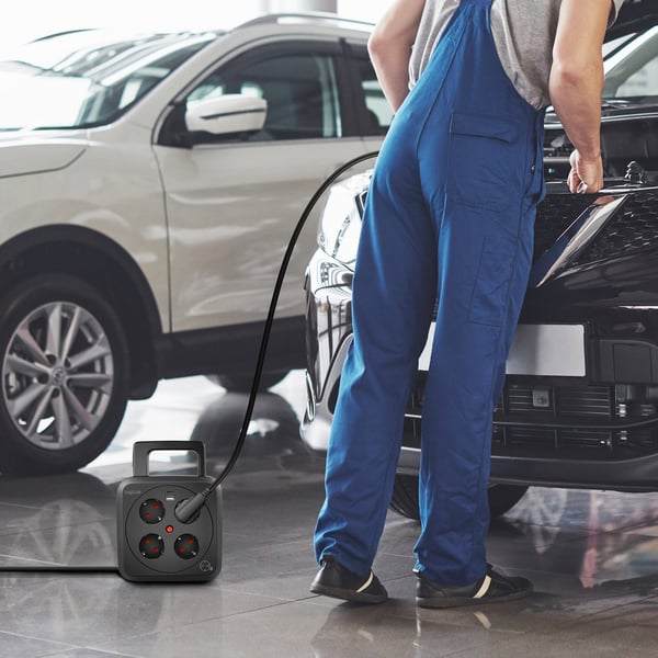 Kabeltrommel 5 meter 4 jordede stikkontakter + USB-A/USB-C 20W IP20