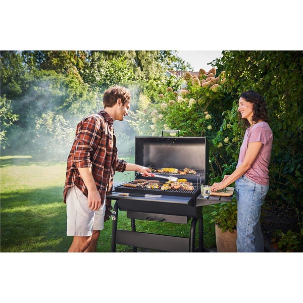 Stor kolgrill med justerbart galler och termometer