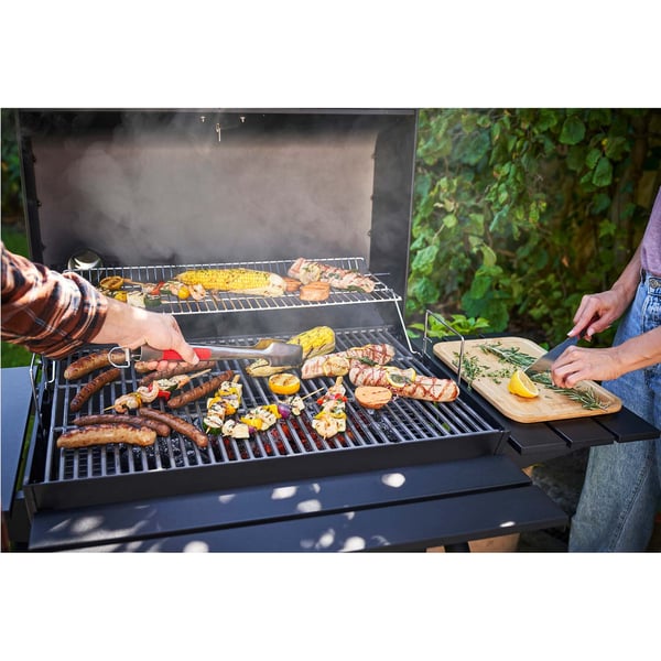 Stor kolgrill med justerbart galler och termometer