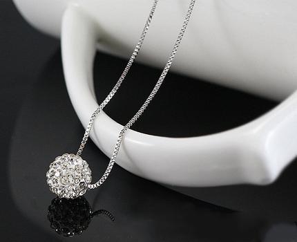 Halsband med full shinning diamantkula. 925 Sliver !!