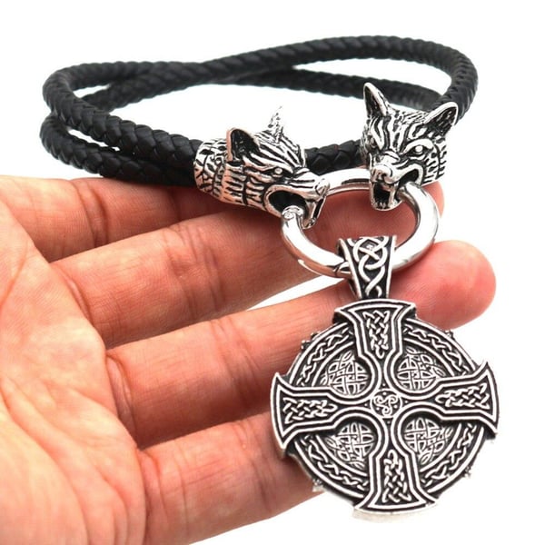 Irländska knutar varghuvud hänge läder kedja viking halsband