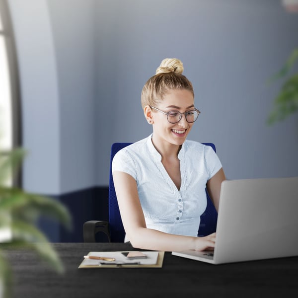 Ergonominen toimistotuoli käsinojilla Mesh-kangas sininen, jossa on pyörät ML-muotoilu
