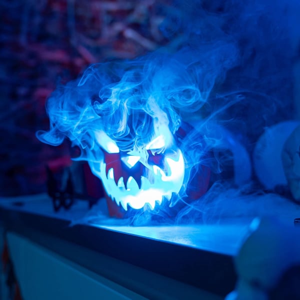 Halloweendekor och rökmaskin - allt i ett. BeamZ Halloween Rökmaskin med Pumpa - 3x RBG lysdioder och trådlös fjärrkontroll - S553L