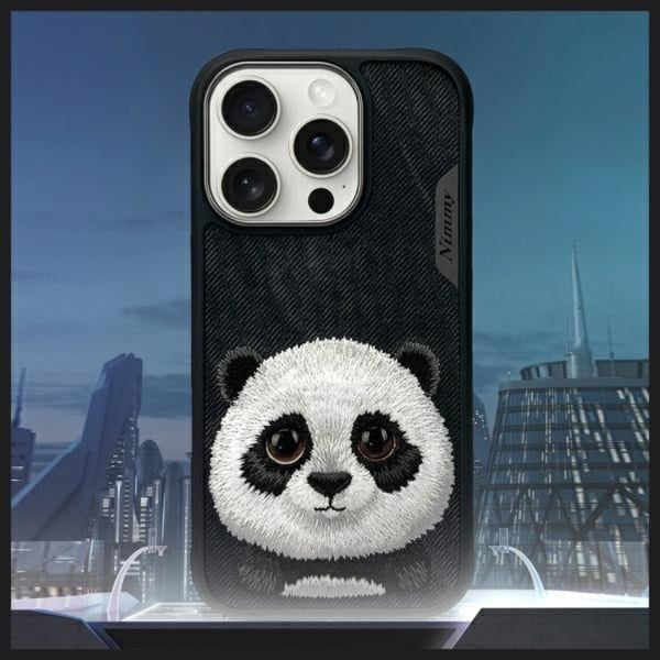 Nimmy Telefontaske til iPhone 16 Pro Max Big Eyed Pet 2.0 Panda - Sort