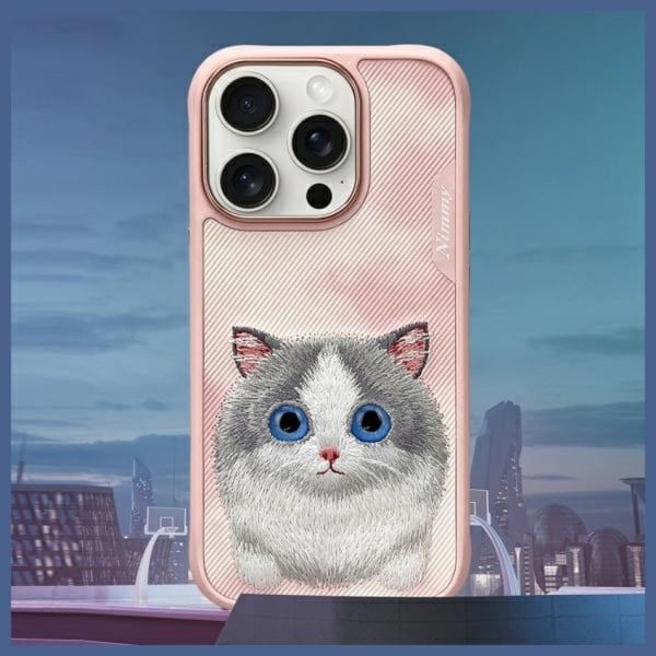 Nimmy Mobilskal till iPhone 16 Pro Max Big Eyed Pet 2.0 Cat - Rosa