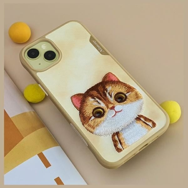 Nimmy Mobilskal till iPhone 15 Pro Big Eyed Pet 2.0 Cat - Khaki