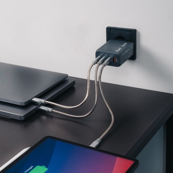 Verbatim Hurtigoplader 240W GaN 3xUSB-C 1xUSB-A EU/UK/USA - Sort