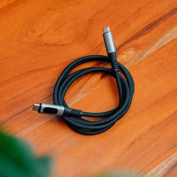Verbatim USB-C–USB-C 240W -kaapeli 120cm 40Gb/s näytöllä