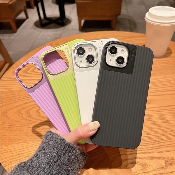 Mobilskal till iPhone 14 Aurora Stripes - Svart
