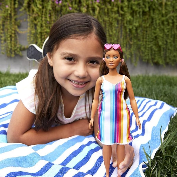 Barbie elsker havets dukke regnbuekjole