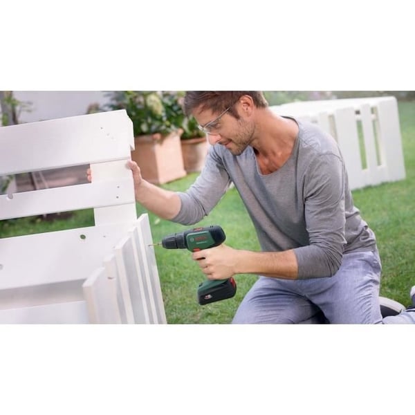 Bosch Akku-boremaskine - UniversalDrill 18 (Leveres med 2 x 18V-1,5Ah batterier + oplader + bæretaske)