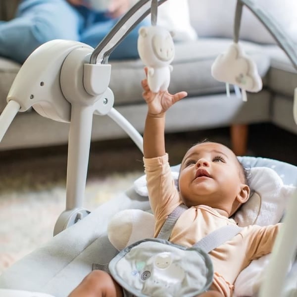 INGENUITY Babysitter Hopfällbar Elektrisk Gunga - Litet Får - Avtagbar Båge och Leksaker, Timerinställningar, Gunga