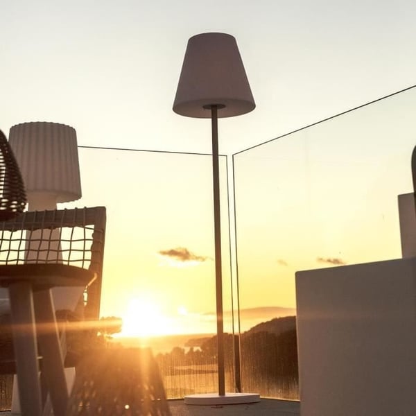Solcelledrevet og genopladelig bordlampe - LUMISKY - STANDY MINI WOOD SOLAR - H25 cm - Varm hvid og dæmpbar hvid LED