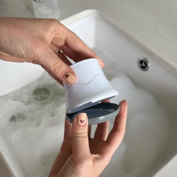 Puhdistusharja - NUBY - 2-in-1-pullolle ja tuttipullolle hygieenisellä pidikkeellä