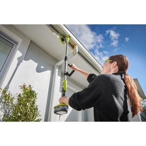 RYOBI - 18V ONE+ teleskopisk motoriseret børste - diam. 150 mm - 1,4 m stang - IPX7 + 1 mellemstor børste & 1 skumbørste - R18TPS-0