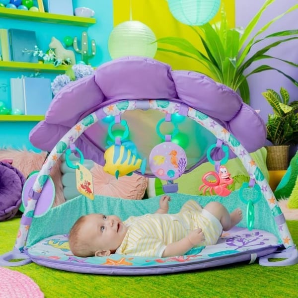 DISNEY BABY - DEN LILLE HAVFRUE - Babylegemåtte, bue, sensorisk og musikalsk legetøj, lysgirlande, spejl, pude