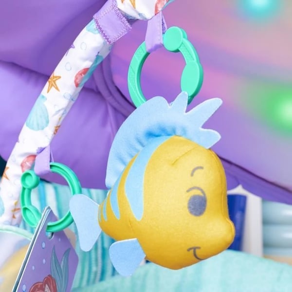 DISNEY BABY - DEN LILLE HAVFRUE - Babylegemåtte, bue, sensorisk og musikalsk legetøj, lysgirlande, spejl, pude
