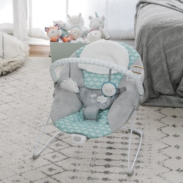 INGENUITY Baby Bouncer Clouds, Beroligende Vibrationer, Aktivitetsbue med 2 Bløde Dyr, Aftagelig Nakkestøtte