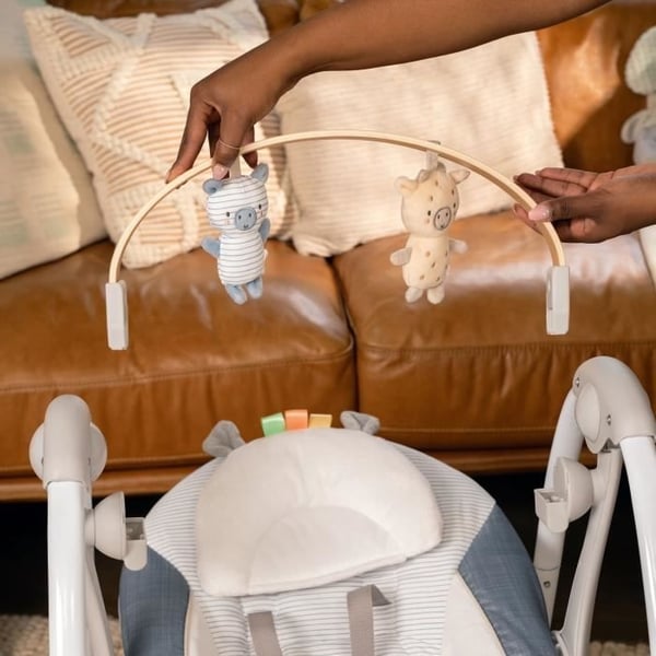 INGENUITY Baby Bouncer Sammenklappelig Elektrisk Gynge – Chambray, Træaktivitetsbue, 5 Gyngehastigheder, 8 Melodier